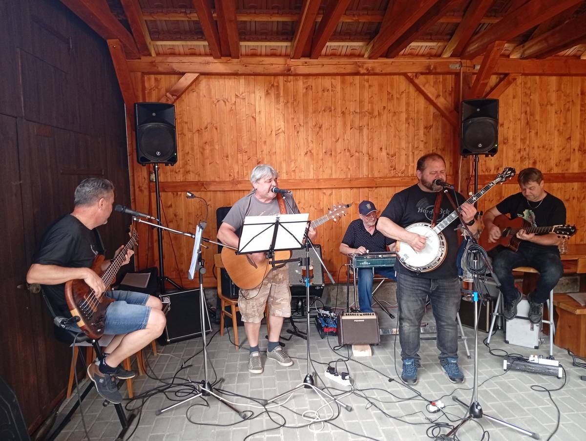 V pátek 15. srpna 2025 opět zahrají Tuláci pod pergolou u radnice ve Volevčicích. Jsou zváni všichni příznivci COUNTRY muziky a dobré zábavy. Občerstvení zajištěno. Začátek v 18:00 hod.