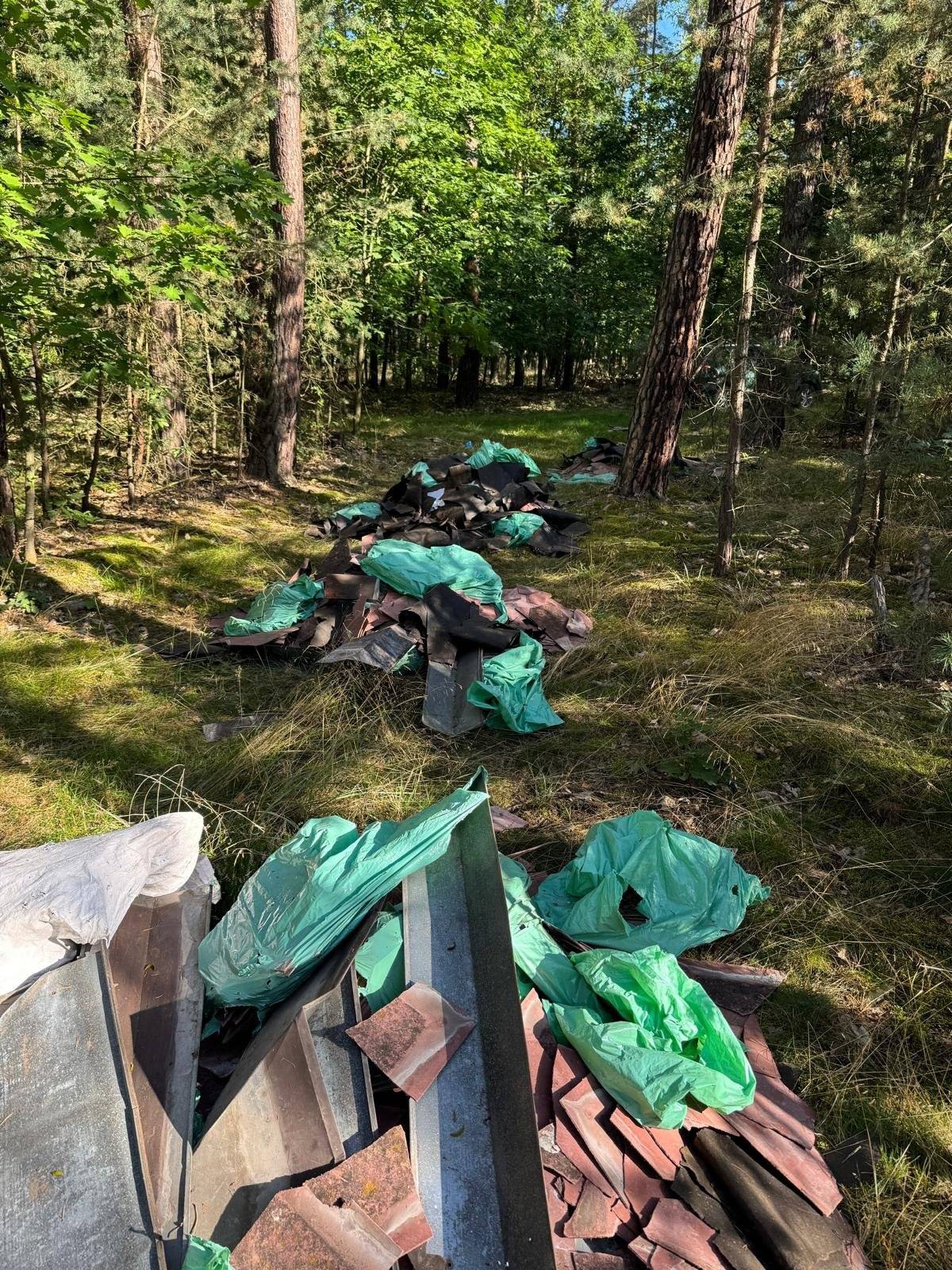 V našem lese (za dálničním přivaděčem) někdo nelegálně odložil velké množství odpadu ze střechy – plechy, tašky a další stavební materiál. Kromě toho, že to ničí přírodu, je to i trestné. Pokud jste si všimli podezřelého vozidla, osoby, nebo víte, kdo by mohl být zodpovědný, dejte nám nebo Policii prosím vědět. 📅 Pravděpodobný termín odložení: pátek 8.8. až sobota 9.8.2025 📞 Kontakt: Pavla Machánková, starostka - 607040070 Prosím, sdílejte dál, ať se viník najde a odpad zmizí z přírody. 🌳♻️