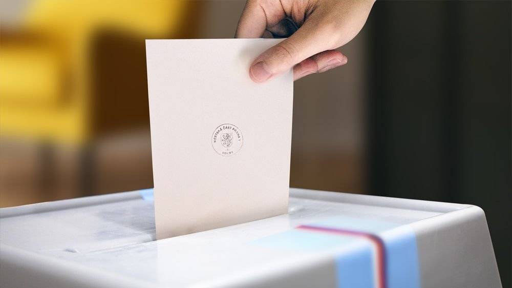 Volby do Poslanecké sněmovny proběhnou v pátek 3. října a sobotu 4. října 2025. Abyste mohli volit, potřebujete platný občanský průkaz nebo cestovní pas – proto si včas zkontrolujte jejich platnost.   Standardní vydání dokladů: 30 dní (OP zdarma, pas 600 Kč)   Expresní vydání OP: do 24 h (1 000 Kč) nebo do 5 dnů (500 Kč)   Expresní vydání pasu: do 24 h (6 000 Kč) nebo do 5 dnů (3 000 Kč)   Expresní doklady do 24 h lze převzít jen u Ministerstva vnitra, Praha 4, Na Pankráci 1623/72   V den voleb (pá 3. 10.) mimořádné úřední hodiny: 8:00–11:00 a 12:00–20:00   ✅ Novinkou je možnost prokázat se ve volební místnosti mobilním eDokladem (nelze použít pro cestování). 🗳 Voličský průkaz Pokud nebudete volit ve svém volebním okrsku, můžete požádat o voličský průkaz:   Kde žádat: na úřadu v místě trvalého pobytu (v zahraničí na zastupitelském/konsulárním úřadě).   Dokdy žádat:   písemně/elektronicky do 29. srpna 2025 do 16:00   osobně do 1. října 2025 do 16:00     Kdy průkaz dostanete: od 18. září 2025 osobně, přes zmocněnce nebo poštou.   Kde ho lze použít: v jakémkoliv volebním okrsku v ČR i ve zvláštním okrsku v zahraničí.   Pozor – při ztrátě/krádeži nelze vydat duplikát.   Více informací a formulář žádosti: www.zebetin.cz/volby