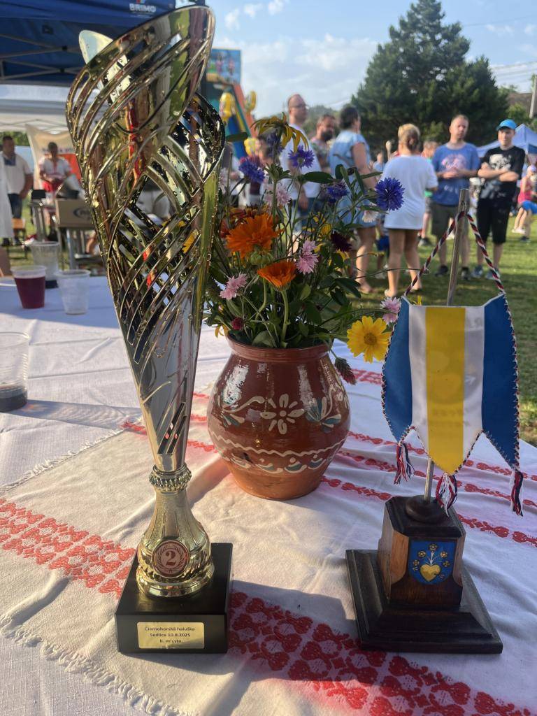 V nedeľu 10. augusta sa v Sedliciach opäť stretli tímy obcí združené v mikroregióne Čierna Hora. Osem obcí varilo bryndzové halušky a hodnotilo tie najchutnejšie. Radatice si odnášajú z ročníka 2025 krásne 2.miesto.