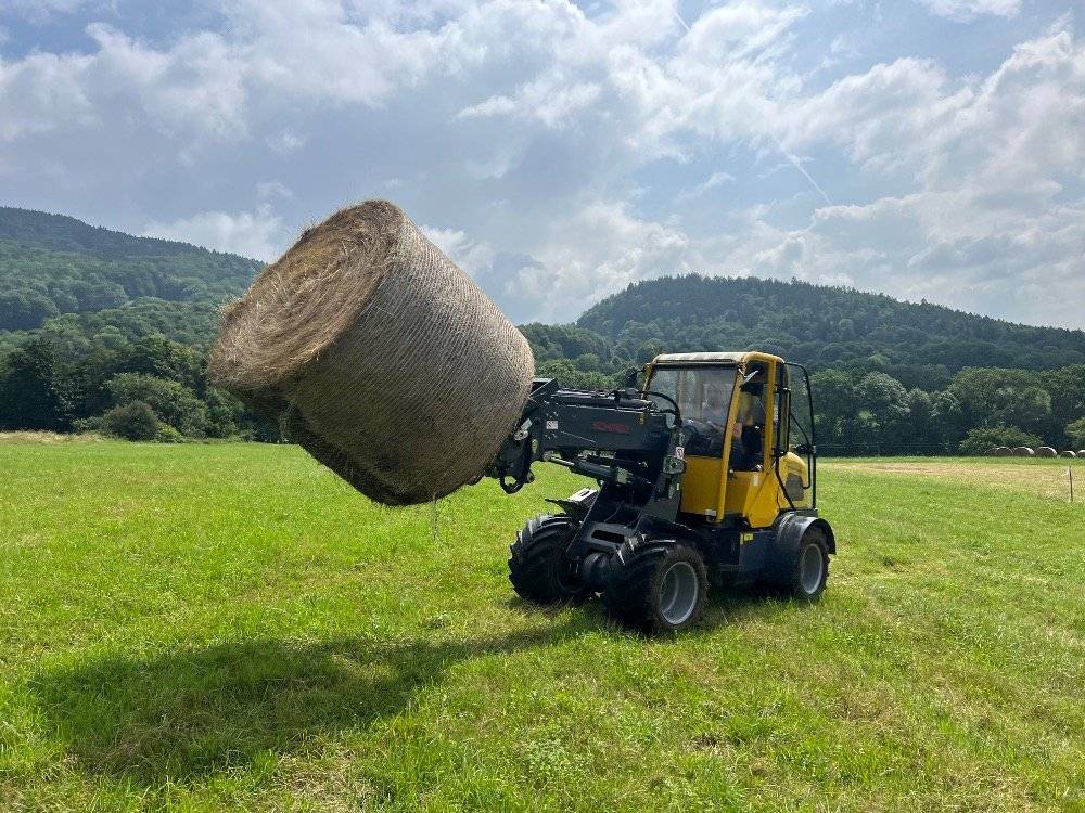 Modernizace je pro každou farmu klíčem k efektivitě i dlouhodobé udržitelnosti. Díky podpoře MAS Podještědí jsem v rámci projektu Modernizace 2024 získala možnost posunout své hospodářství o krok dál a pořídit nový kolový kloubový nakladač s teleskopickým ramenem. Tento stroj dnes patří mezi nejdůležitější vybavení mé farmy. Usnadňuje navážení krmiva do stáje, příkrm na pastvinách, manipulaci s balíky i vyvážení hnoje. Práce je nyní rychlejší, úspornější a fyzicky méně náročná. Výrazně jsem snížila náklady na služby a spotřebu pohonných hmot, navíc mám více času pro rodinu, což je pro mě, maminku dvou dětí, velký přínos. Děkuji MAS Podještědí za podporu, díky které mohu farmu nejen udržovat, ale také rozvíjet a modernizovat. Projekt byl realizován za podpory Místní akční skupiny Podještědí z. s. Ing. Pavla Hudcová