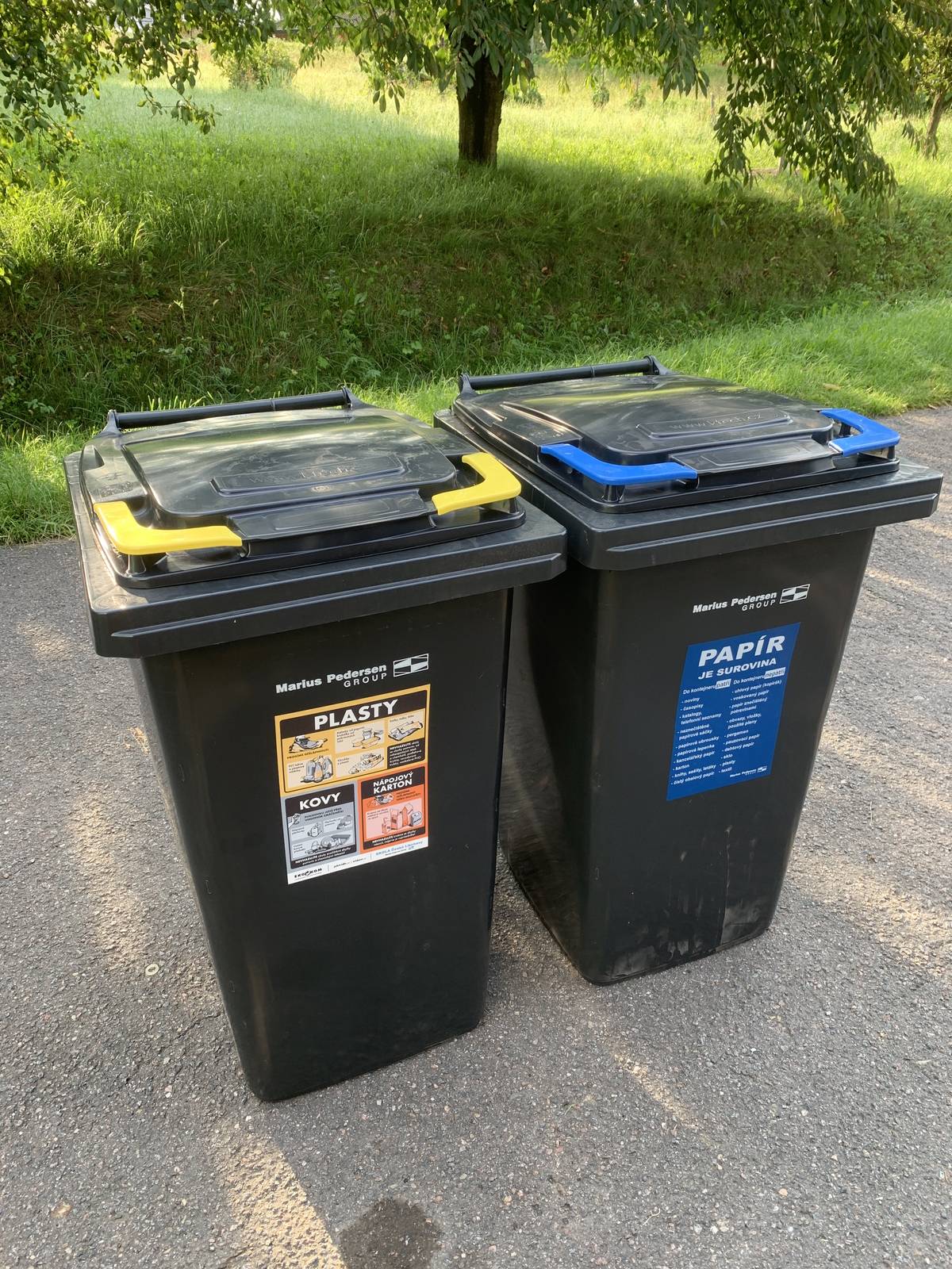 V souvislosti v plánovaných přechodem na nový způsob nakládání s odpady, který začne platit od 1.1.2026 dojde ve dnech 18.8., 19.8. a 15.9.2025 k očipování vaší nádoby na směsný komunální odpad. V tyto dny prosíme o vystavení vaší umělohmotné nádoby na směsný komunální odpad na svozovém místě. Zaměstnanci firmy EKOLA České Libchavi k nádobě připevní čip, který umožní nádobu identifikovat a přiřadit ji ke konkrétnímu poplatníkovi. Po úhradě poplatku si už nebudete muset vyzvedávat identifikační známky na obecním úřadě. Provedená platba se přiřadí k čipu na vaší nádobě a při svozu bude nádoba vyprázdněna. Čipování také umožní sledování množství produkovaného směsného komunálního odpadu, které povede k optimalizaci celého systému likvidace komunálního odpadu v naší obci. Do budoucna také umožní možné nastavení slev z poplatku za likvidaci odpadu, ale naopak také umožní i případné zdražení u těch, kteří produkují směsného odpadu více než ostatní. Cílem je snížení produkce směsného komunálního odpadu a v co největší míře zvýšení podílu tříděných složek odpadu jako je především papír, plast, sklo, kovy. Čipovat se nebudou plechové popelnice, protože je od 1.1.2026 nebude možné používat. Důvodem jsou opakující se případy zahoření nevychladlého popela v nástavbě svozového vozidla. Nádoba musí být zřetelně označena číslem popisným / evidenčním. Zkontrolujte si prosím zda je č.p. / ev.č. vyplněné na známce čitelné. Pokud není, obnovte jej nebo nádobu viditelně označte jiným zřetelným způsobem.  Pokud je vaše nádoba ve špatném stavu, např. je prasklá apod. můžete si na obecním úřadě v Líšnici zakoupit nádobu novou za dotovanou cenu 600 Kč (cena nové nádoby v obchodě se pohybuje od cca 799 – 1 841 Kč bez dopravy). Poškození vaší nádoby musí být zjevné a doložitelné např. fotografií poškození. Tato poškozená nádoba nebude moci být dále používána ke svozu – můžete ji však dále používat k jiným účelům. Novou nádobu je potřeba si pořídit co nejdříve, aby mohla být očipována ve výše uvedených termínech! Během týdne 25. – 29.8.2025 Vám budou doručeny nádoby na tříděný odpad. V případě vaší nepřítomnosti budou nádoby ponechány před vaší nemovitostí. Bude se jednat o jednu nádobu o objemu 240l na papír a jednu nádobu o objemu 240l na plast. Nádoby budou již očipovány a označeny samolepkami s popisem co do nich můžete umísťovat. Tyto nádoby nahradí pytlový sběr plastu a kontejner na papír ve sběrném dvoře. Svoz bude zajišťován ze stejných svozových míst jako směsný komunání odpad, ale v jiných dnech. Pokud jsou v jednom čísle popisném dvě a více domácností, dostanou na začátku jednu sadu popelnic a pokud by nestačila budou si moci zakoupit nádob více. Bytové domy budou řešeny individuálně. Četnost svozů bude jednou za měsíc. Svozový kalendář obdržíte do svých poštovních schránek během prosince 2025. Tyto nádoby bude nutné do 31.12.2025 uhradit. Zastupitelstvo schválilo, že jednu nádobu v ceně 1 000 Kč si uhradí poplatník sám a druhou dostane zdarma. Úhrada bude možná hotově na obecním úřadě nebo bezhotovostním převodem na účet 5424611/0100 – jako variabilní symbol uveďte číslo popisné / evidenční.   Svoz plastů a papíru začne ve zkušebním provozu s největší pravděpodobností dříve než od 1.1.2026, abychom byli schopni optimalizovat svozové linky. Termín od kdy a kam budete nádoby umísťovat se dozvíte prostřednictvím letáku a SMS zprávy. Svoz BIO odpadu zůstává beze změn. Tyto nádoby se čipovat nebudou.  Provoz sběrného místa (sběrného dvora) se od 1.1.2026 výrazně omezí, případně úplně zruší. V případě úplného zrušení by byly zavedeny mobilní sběry pro komodity jako jsou kovy, velkoobjemový odpad a elektrozařízení.  