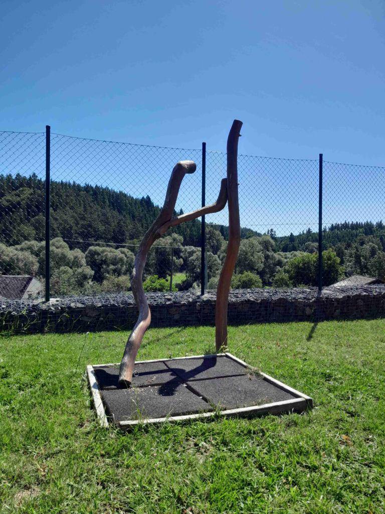 Neznámý člověče, který jsi poškodil herní prvek v centru. Neomlouvá tě ani to, že ty kuželky jsou ruské...  Možná tě teď hryžou výčitky... Přihlas se a společně ty kuželky opravíme. I to svědomí.  Tak trochu statečnosti - to ti přeje starosta.