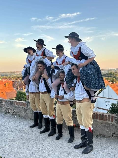 Tento víkend se v Mikulově na Náměstí konal 29.ročník Folklorního festivalu Sousedé 2025, kde zatančili i olomučanští tanečníci. Stárci a stárky z Kajesanu protančili městem, roztočili sukně a na pódiu sklidili velkolepý potlesk. Brzy nashledanou na hodech v Olomučanech😊