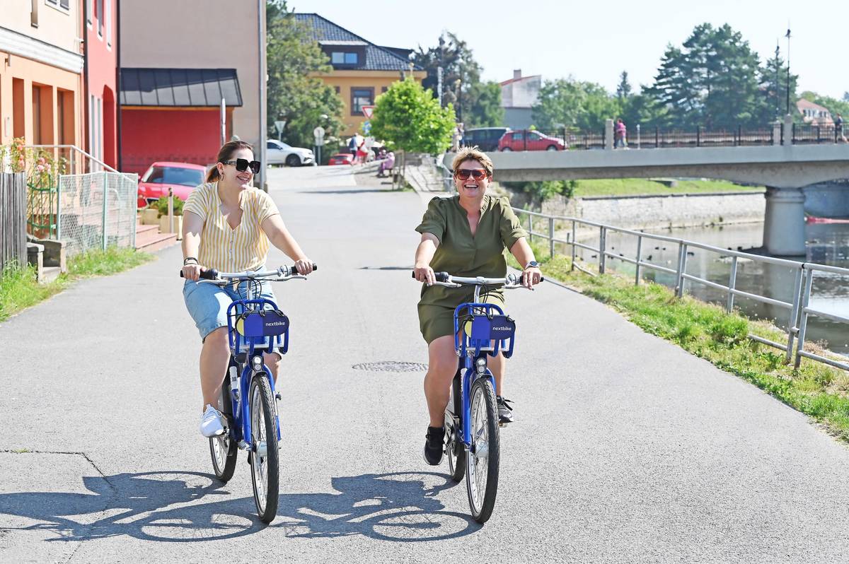 Projekt sdílených kol na Valašsku odstartoval na konci července a za první tři týdny provozu ve Valmezu evidujeme už přes 4 500 výpůjček.  Pilotní projekt sdílených kol se pořád vyvíjí. Aktuálně proto se společností nextbike Czech Republic zprovozňujeme nová stanoviště, která vycházejí z požadavků uživatelů:  Podlesí u hřiště, v ulici Palackého, Úřad práce v kasárnách, u Lidlu a Tesca, na Hranické ulici.   Všechny důležité informace o provozu a půjčování kol ve Valmezu najdete na www.nextbikeczech.com. Vracejte kola na určená místa! Stává se, že někdo zaparkuje kolo místo oficiálního stanoviště někde jinde po městě. V takovém případě ale nejde výpůjčku řádně ukončit a hrozí, že zbytečně zaplatíte servisní poplatek 300 Kč. Všechny informace včetně potvrzení o ukončení pronájmu najdete jednoduše v aplikaci v sekci „Moje výpůjčky“.