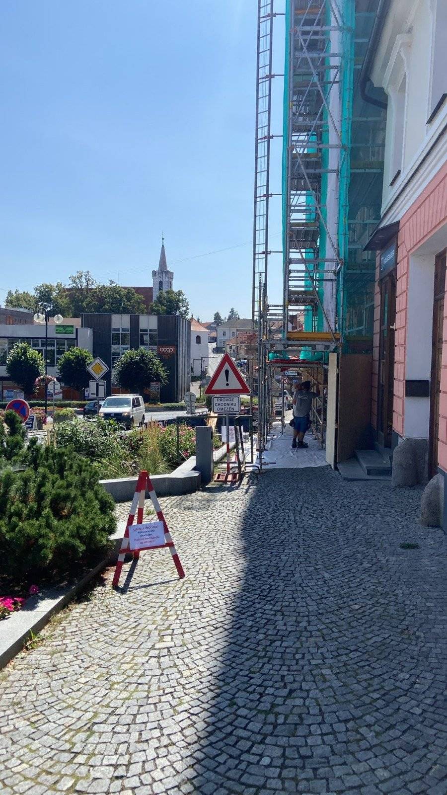 Od pátku je chodník před Radnicí znovu otevřen a průchozí pod lešením. ⚠️ Prosíme, nevstupujte do vozovky a využívejte pouze chodník. Děkujeme za opatrnost.