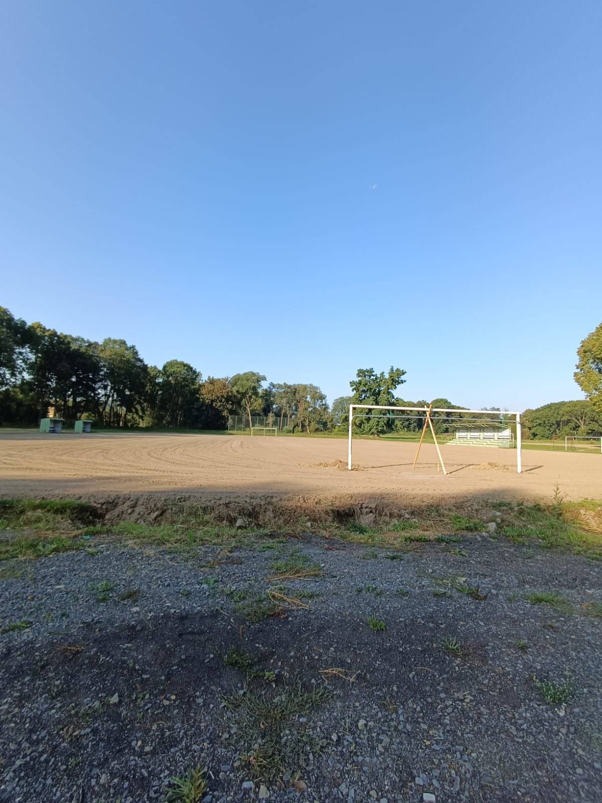 Práce na obnově fotbalového hřiště po povodních úspěšně pokračují.  Brány už byly osazeny a nyní bude následovat další fáze – zatravňování hrací plochy.   Prosíme občany, aby respektovali vyznačený zákaz vstupu na hřiště, aby nedošlo k poškození nového povrchu.   Děkujeme za pochopení a trpělivost během pokračujících prací