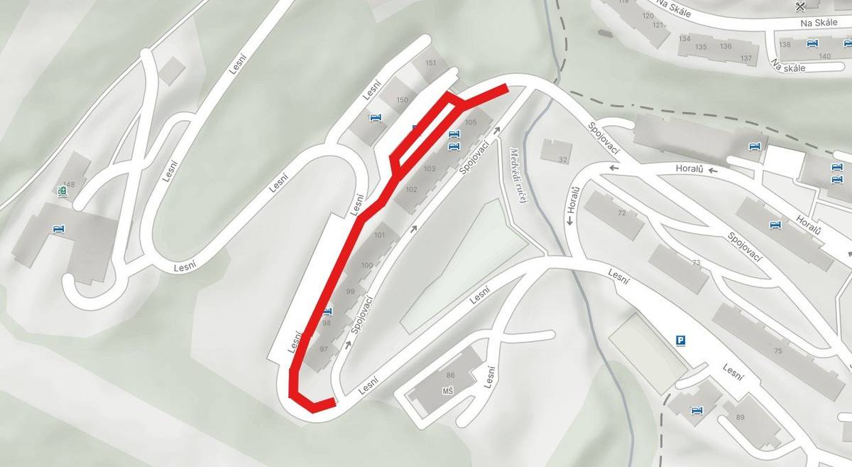 Dovolujeme si upozornit občany, že během pondělí a úterý, ve dnech 18.-19.8., bude probíhat pokládka asfaltu u bytových domů č.p. 97-105 v městské části Bedřichov. Počítejte proto s omezením parkování a přístupu do domů z ulice až do středy 20.8.2025.  Žádáme tímto obyvatele dotčených domů, aby využívali spodní vchody a neparkovali v blízkosti stavebních prací.