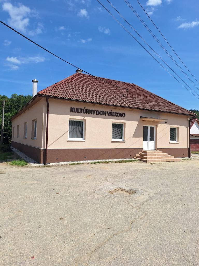 Obec v rámci Programu rozvoja vidieka požiadala o poskytnutie nenávratného príspevku na projekt "Obnova KD v obci České Brezovo časť Váľkovo". Žiadosť bola schválená a Poľnohospodárska platobná agentúra poskytla na realizáciu príspevok vo výške 71.912,21 Eur. Projekt bol zrealizovaný.