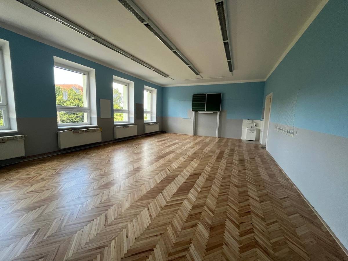 I naše škola využila letní prázdniny k opravám a rekonstrukcím. Poté, co žáci opustili školní lavice, začala probíhat kompletní oprava dřevěných parket. Nově nalakovaná a vyspravená podlaha je ve všech třídách včetně školní družiny. V přízemí došlo k vybourání starých toalet pro pedagogické pracovníky. Vznikne zde nové bezbariérové sociální zařízení s úklidovou místností. Projekt je hrazen z dotace MAS Orlicko. Přikládáme pár fotek z probíhajících oprav.
