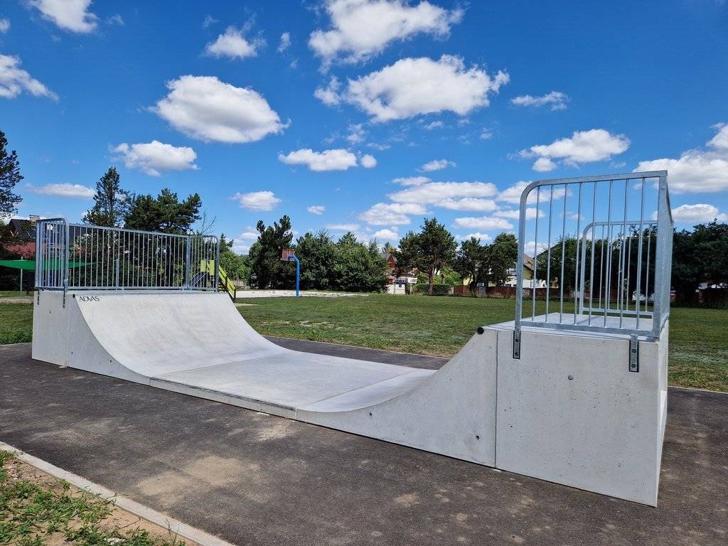 Do 25.8.2025 mohou občané starší 15 let hlasovat - Má městys Křižanov realizovat U-rampu na skate, BMX kolo, brusle nebo koloběžku ve sportovním areálu SKFC Křižanov? Hlasuje se elektronicky v aplikaci Munipolis https://www.munipolis.cz/app/anketa/UHN7S7Fg (po přihlášení) nebo písemně na podatelně městyse Křižanova (nutné zadat kontaktní telefon), v úředních hodinách.