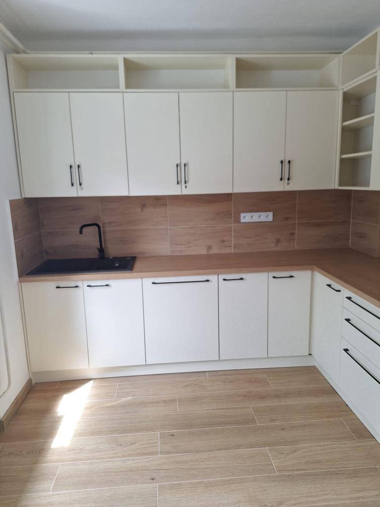 Obec v rámci Programu rozvoja vidieka požiadala o poskytnutie nenávratného príspevku na projekt "Čiastočná rekonštrukcia KD v Českom Brezove" Žiadosť bola schválená a Poľnohospodárska platobná agentúra poskytla na realizáciu príspevok vo výške 14.958,40 Eur. Projekt bol zrealizovaný.