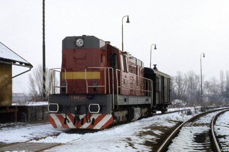 Železniční muzeum Zlonice, Vás zve na akci PODŘIPSKÁ STŘELA 2026, která se koná 17. 8. 2025 - železniční stanice Straškov - 10:00 – 13:00 hodin Můžete se těšit na návoz exponátů nákladními vlaky Zlonice – Straškov, prezentační výstavu muzea ve služebním voze, představení objednaných vlaků Louny – Straškov a odstartování oslav 125 let trati Roudnice – Zlonice