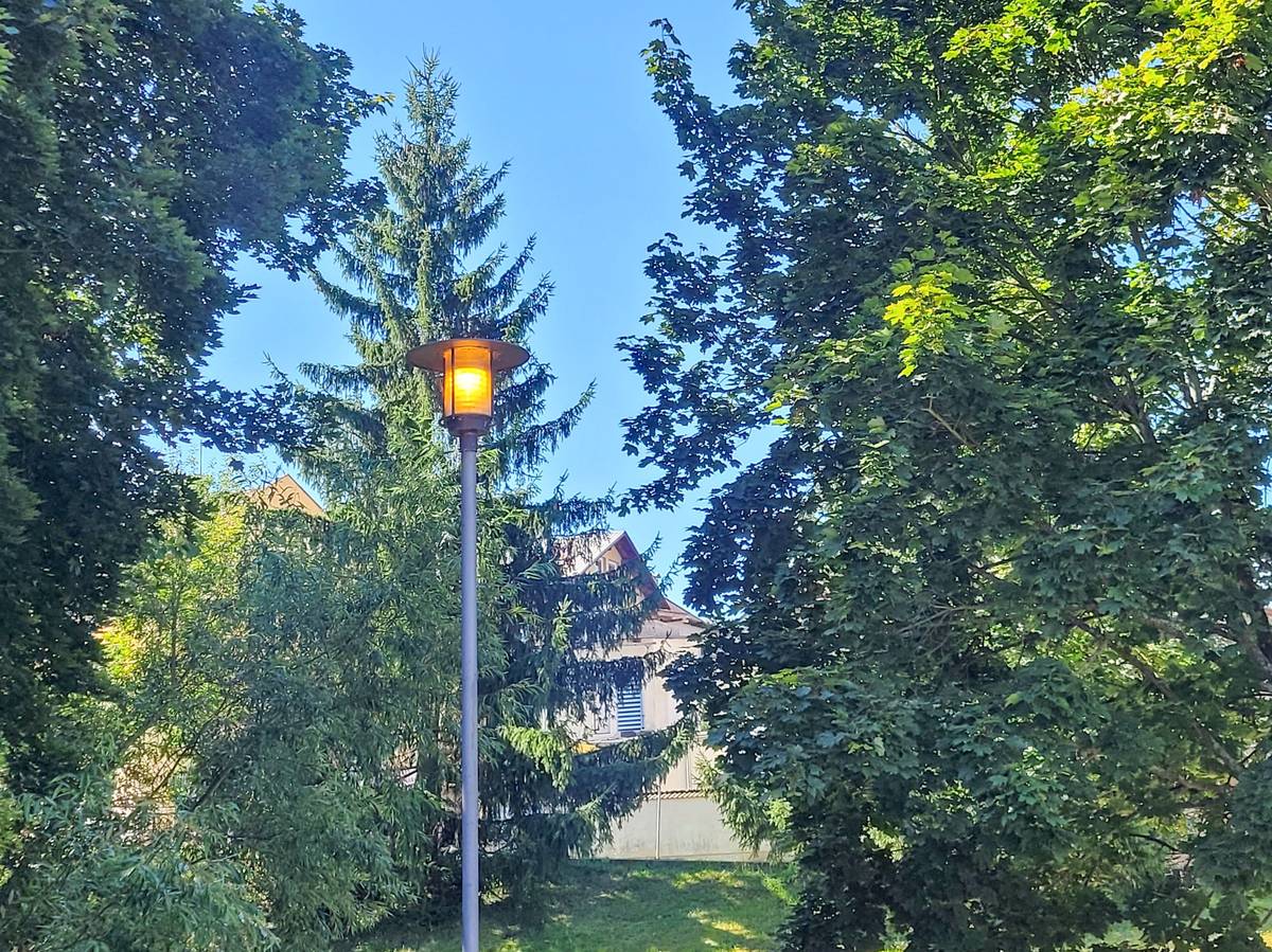 Vážení spoluobčané,  v těchto dnech se můžete v Turnově místy setkat s rozsvíceným veřejným osvětlením i v průběhu dne. Neplýtváme! Probíhá mapování osvětlení pro další etapu jeho revitalizace. Pasportizace veřejného osvětlení, která aktuálně v průběhu dvou týdnů probíhá v ulicích města, souvisí s pracemi na třetí etapě výměny svítidel. Spočívá ve fyzickém ověření svítidel, stavu sloupů a rozvodů. V praxi to znamená, že dodavatelská společnost v těchto dnech rozsvěcí osvětlení v jednotlivých částech města, kontroluje a mapuje jeho stav.  Na základě informací z pasportizace veřejného osvětlení bude zpracována projektová dokumentace pro další etapu revitalizace. V následujících letech se pak počítá s další výměnou starých sodíkových svítidel za nová LED svítidla dle pravidel a norem. Naposledy jsme vás v článku Téměř 750 nových svítidel ve veřejném prostoru města informovali o dokončení druhé etapy výměny veřejného osvětlení. Děkujeme za pochopení Vaše město Turnov