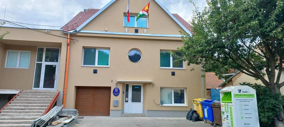 Hlavní část letošní rekonstrukce budovy byla zdárně ukončena. Příští týden bude dokončena oprava schodiště do KD.