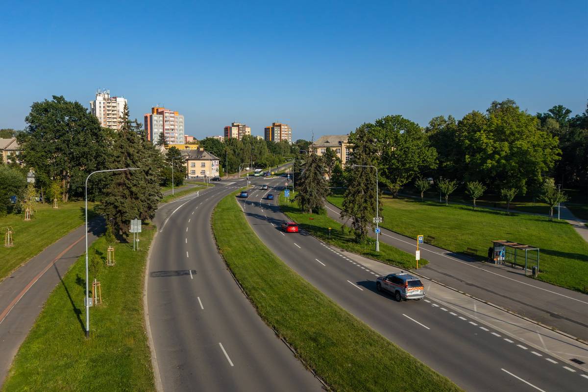 Od začátku září do konce listopadu proběhne rozsáhlá rekonstrukce povrchu silnice I/67 v úseku od OD Prior až za kruhový objezd u Lidlu a Tesca směr Český Těšín. 🔹 Práce budou rozděleny do etap, místy se pojede kyvadlově na semafory. 🔹 Krátkodobě dojde i k úplným uzávěrám s objížďkami po ul. Borovského, Božkova a okolí. 🔹 MHD – některé zastávky budou dočasně přesunuty (např. Ráj-Kosmonautů, Ráj-Nemocnice, Fryštát-univerzita, Ráj-Tesco).  ℹ Opravu zajišťuje Ředitelství silnic a dálnic, po dokončení silnici převezme Moravskoslezský kraj. "Důvodem je, že tato silnice již neplní roli tranzitní státní silnice, ale slouží hlavně dopravě uvnitř města. Kraj tak bude moci pružněji reagovat a efektivněji plánovat údržbu, opravy i případné další investice," říká mluvčí ŘSD Jan Rýdl. 🛑 Prosíme řidiče, cestující i chodce o trpělivost a ohleduplnost. "Oprava přinese krátkodobá omezení, ale dlouhodobě zlepší bezpečnost a komfort pro všechny, kdo silnici využívají," uzavřel mluvčí ŘSD Jan Rýdl. O jednotlivých etapách vás budeme průběžně informovat.