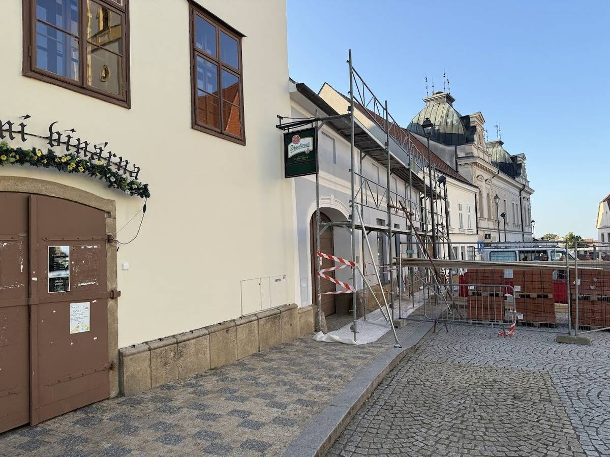 Žádáme občany o zvýšenou opatrnost při pohybu v prostoru ulice Purcnerova. Stavební firma Inex provádí na střeše č.p. 60 výměnu střešní krytiny. Děkujeme za pochopení.