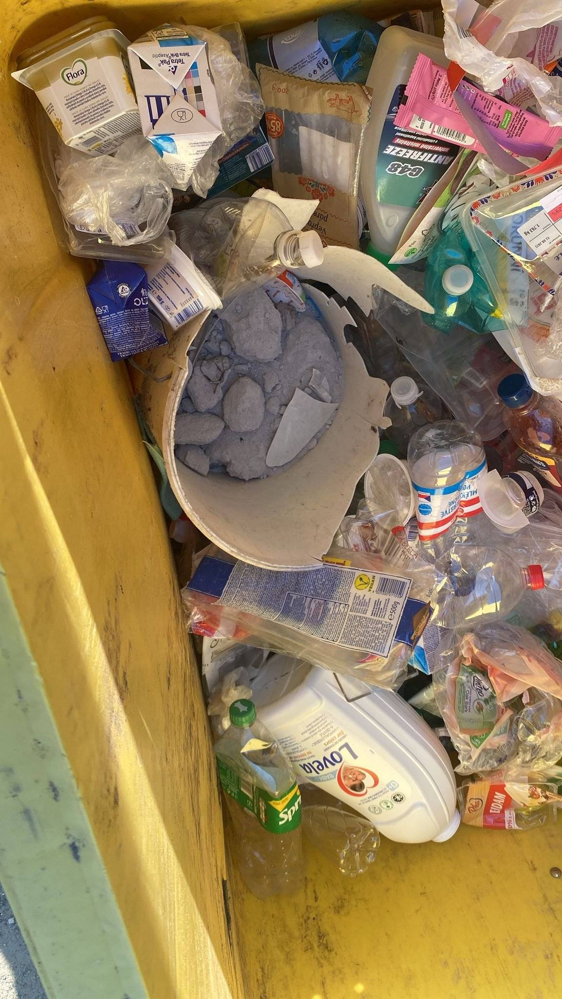 Do žlutého kontejneru nepatří stavební suť! Prosíme toho, kdo vyhodil kyblík se stavební sutí do žlutého kontejneru u pastoušky (bývalá knihovna), aby si ho vzal zpět a zlikvidoval náležitým způsobem. To, že je kyblík z plastu neznamená, že i jeho obsah automaticky patří do plastů. Nádobu se zbytky sutě jsme postavili před kontejner a dofáme, že ten, kdo to má na svědomí si ho odnese zpět domů. Všichni se snažíme třídit odpad, tak to prosím dodržujte. Kartu do sběrného dvora má každá domácnost, tak nevidím problém to při cestě autem do Třebíče vzít s sebou.