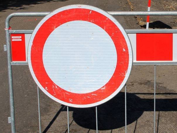 Od 18. 08. 2025 do 18. 09. 2025 bude UZAVŘEN PRŮJEZD BRÁNOU BORCŮ z důvodu umístění lešení pokračující rekonstrukce bytového domu Dlouhá 635.