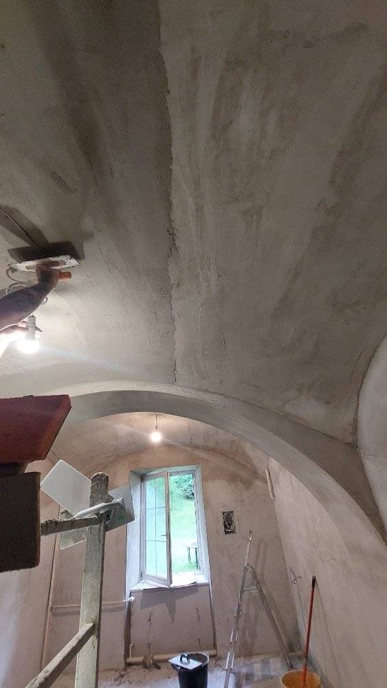 Další opravenou budovou v obci po povodních byl BD Holčovice č.p. 130. Během povodní došlo k zatopení celého přízemí včetně 2 bytových jednotek, sušárny a chodby.  Už po povodních došlo k osekání zatopených omítek ve všech místnostech.  V těchto místnostech byly opraveny omítky včetně výmalby. Ve větším bytě byla v pokoji položena nová podlaha z lina. Bylo vyměněno staré osvětlení včetně nových zásuvek a vypínačů.  Místnost sušárny byla opravena kompletně včetně klenbového stropu, a to z důvodu velkého poškození omítek vlivem vlhkosti. Opravy realizovala firma H+H Holz Team. Fotografie z průběhu rekonstrukce této budovy najdete na https://www.obecholcovice.cz/oprava%2Dbd%2D130%2Dpo%2Dpovodnich/gs-1338