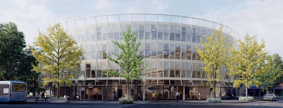 Vítězný návrh maďarského ateliéru Építész Stúdió zaujal porotu architektonické soutěže na Dům městských služeb promyšlenou dispozicí, citlivým zasazením do prostředí Černé louky i důrazem na udržitelnost. Nová budova má poskytnout zázemí odborům zajišťujícím agendu občanských a řidičských průkazů či pasů a také několika městským organizacím. Počítá i s výstavním prostorem pro Divadlo loutek Ostrava, službami a obchody v přízemí. Návrh přináší udržitelnou dřevostavbu, která využívá pasivní větrání, disponuje zelenou střechou doplněnou o fotovoltaiku a pracuje se systémem využití dešťové vody pro zavlažování zeleně. Kruhový půdorys domu přirozeně zapadá do různorodé zástavby Černé louky, kde se potkávají historické budovy s modernějšími výstavními pavilony. Uspořádání jeho vnitřních prostor vytváří příjemné a přehledné prostředí pro návštěvníky i zaměstnance úřadu. Výjimečným prvkem návrhu je flexibilní dispozice kancelářských prostor, která umožňuje snadné přizpůsobení velikosti místností podle aktuálních potřeb odborů dopravně správních činností a vnitřních věcí. Průchozí atrium má být doplněno zelení, která dům přirozeně propojí s okolním parkem. Dvě podzemní patra budovy budou vyhrazena pro parkování, nicméně dobrá dostupnost bude zajištěna i MHD, neboť v blízkosti je plánována zastávka veřejné dopravy. Celý článek najdete na našem webu www.moap.cz v sekci aktuality.