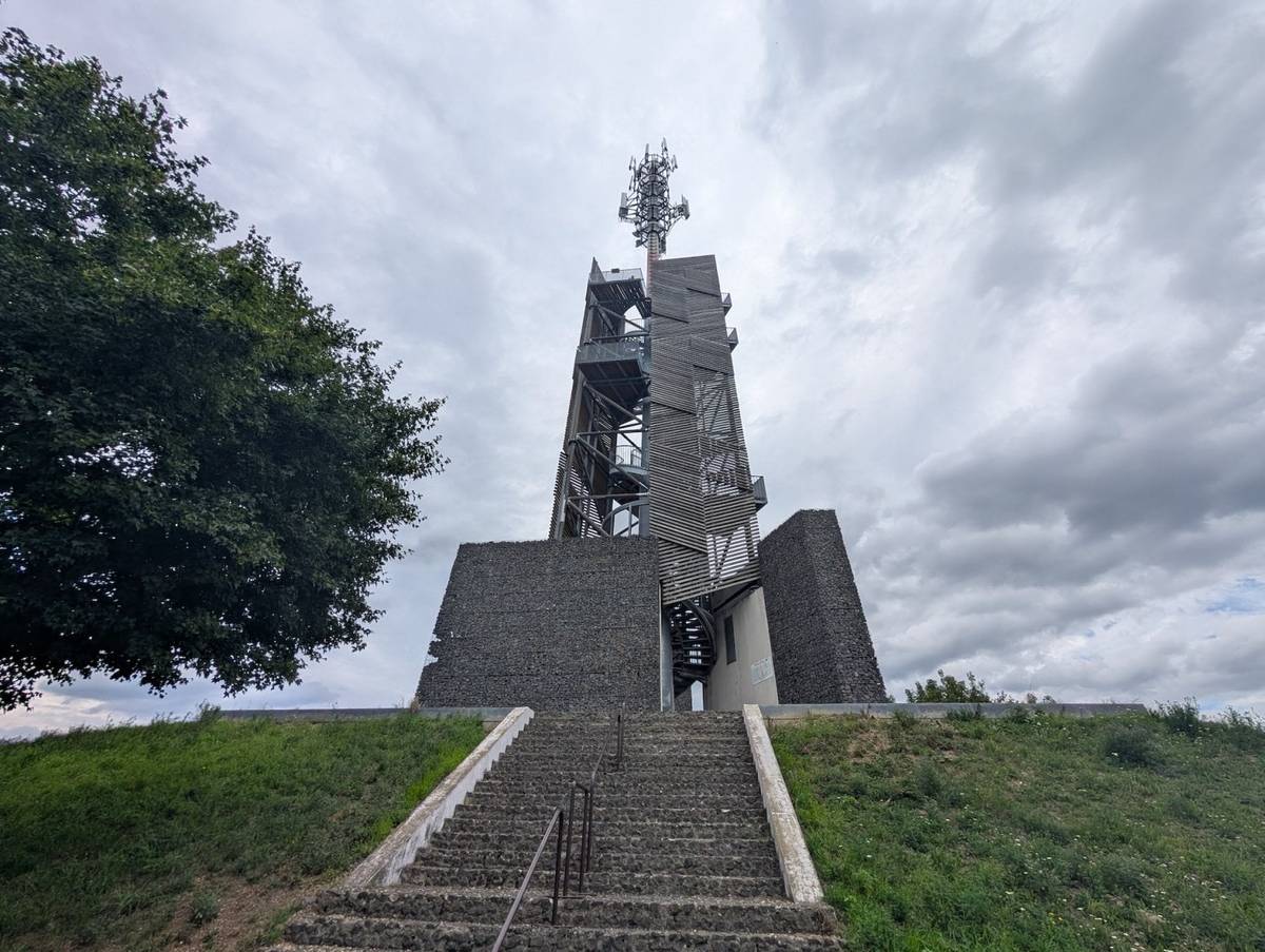 Mobilní 5G vysílač T-Mobilu na rozhledně Romanka, Hrubý Jeseník