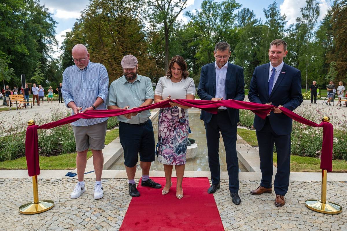 Dnes se Karviná dočkala – lázeňská promenáda před Společenským domem v Darkově byla slavnostně představena a otevřena veřejnosti. 🌳🎶 Hlavní atrakcí je hudební fontána, která každý den v 18:00 a 20:00 nabídne jedinečnou vodní show. Těšit se můžete na Piráty z Karibiku nebo Modlitbu za vodu od Hradišťanu. Promenádu zdobí také obnovená replika panenky Jana Kodeta, symbolu lázní, která se po letech vrací zpět. ✨ „Chtěl bych Lázním Darkov poděkovat za to, že investují do svého majetku. Lázeňská promenáda se k lázeňskému místu hodí. Bude to krásné nové místo obohacené krásnou fontánou. Věřím, že nejen turisté, ale i Karviňáci si sem třeba v neděli odpoledne zajdou, projdou se, posedí si tady a budou tady odpočívat,“ řekl při slavnostním otevření primátor Jan Wolf. A to není všechno! 🏛️ Lázně Darkov navíc nedávno otevřely i moderní balneoprovoz ve Starých lázních, kde mohou procedury poprvé využívat nejen hosté, ale i široká veřejnost. 🙏 Karviná má tak další krásné místo k odpočinku i relaxaci.