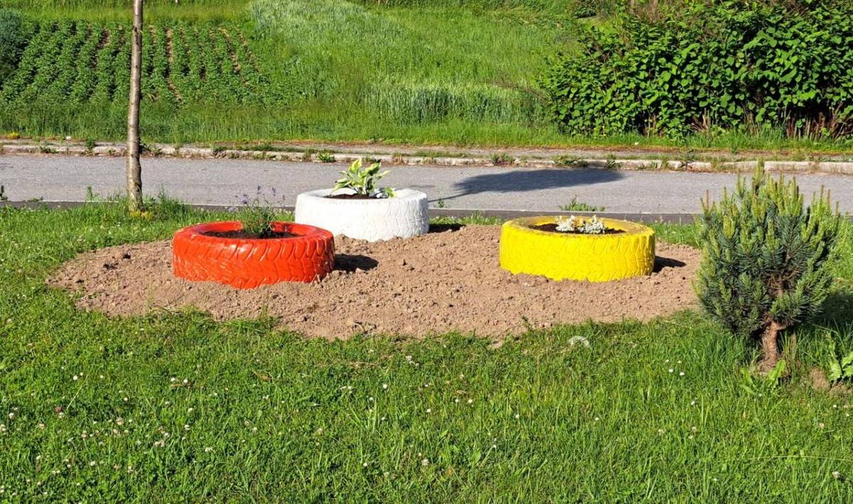 V rámci starostlivosti o zeleň, pracovníci Sociálneho podniku skrášlili zeleň v okolí prvej autobusovej zastávky. Využili na to staré pneumatiky a dali ich do obecných farieb. Naplnili ich zeminou a zasadili kvietky.