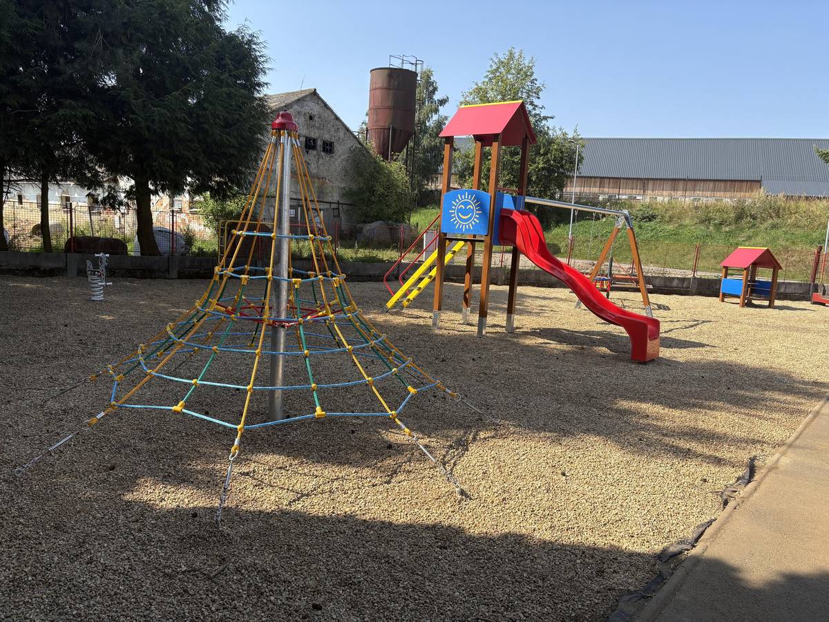 Máme skvělou zprávu!  Dětské hřiště je od dnešního dne otevřené a připravené k využívání. Dnes se ještě montují ochranné sítě, aby míčky nelétaly ven, ale provoz hřiště to nijak neomezuje. Přijďte si s dětmi užít zábavu na čerstvém vzduchu – hřiště je tu pro Vás!