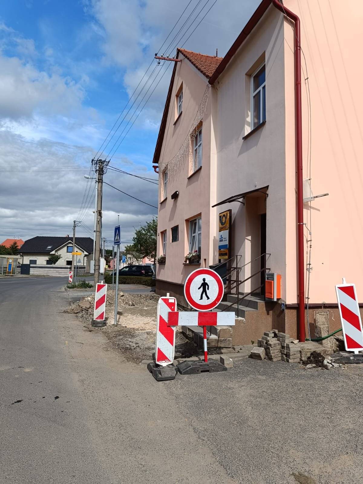 🚶♀️ 🟢 Začala obnova chodníků v obci Brantice V rámci pokračující povodňové obnovy byla zahájena oprava chodníků. Práce aktuálně probíhají na dvou místech: 1️⃣ U obecního úřadu a pošty – směr Krnov Pošta zůstává otevřená, ale je zapotřebí dbát zvýšené opatrnosti při vstupu. 2️⃣ U domů č. 348 a č. 25 – směr Krnov Zde rovněž probíhají stavební práce spojené s obnovou povrchu. ‼️ Prosíme občany o opatrnost a shovívavost při pohybu po obci, zejména v blízkosti rozpracovaných úseků. Děkujeme za pochopení a trpělivost.