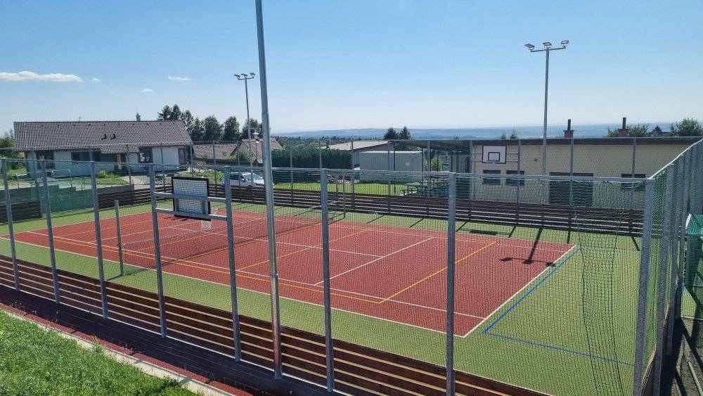 Dalším naším úspěšně realizovaným projektem v Mezilesí je za podpory MaS Pohoda Venkova "Dovybavení veřejného sportoviště v Mezilesí". Tento projekt  je z velké části spolufinancován EU prostřednictvím plánu SZP. Pevně věříme, že nám Všem bude celý areál co nejlépe a nejdéle sloužit k volnočasým a spotovním aktivitám. Vaše obecní zastupitelstvo Mezilesí