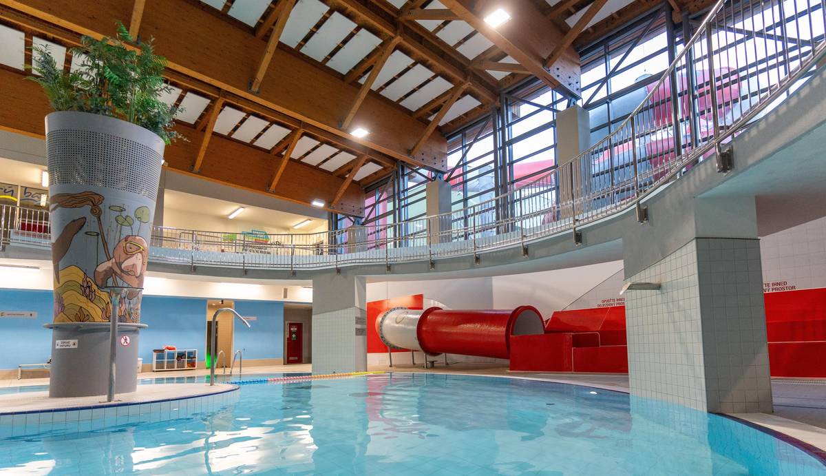 Aquapark Kohoutovice bude od 1. do 7. září 2025 uzavřen kvůli plánované technologické odstávce. Během tohoto týdne proběhne rozsáhlá údržba, kterou by nebylo možné provést za plného provozu. Termín odstávky byl zvolen tak, aby nezasáhl do povinné plavecké výuky škol, a zároveň v té době zůstávají v provozu letní koupaliště Riviéra a Zábrdovice, takže návštěvníci si mohou osvěžení užít i během této přestávky. V rámci odstávky se uskuteční záruční přetmelení tobogánu, instalace nového filtru do vířivky pro ještě čistší a kvalitnější vodu, důkladné čištění podlah v šatnách, výměna měřicích a dávkovacích jednotek úpravny vody a mytí oken bazénové haly. Aquapark Kohoutovice opět přivítá návštěvníky od 8. září 2025.