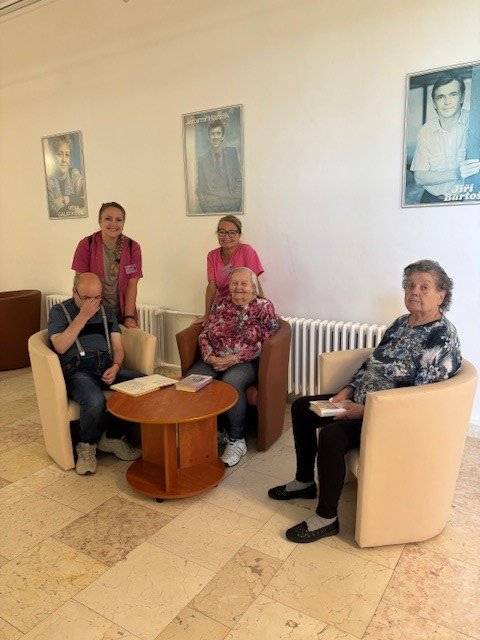 Čtenáři z domova sociálních služeb Meziboří ul. Javorová a Okružní navštívili v dopoledních hodinách knihovnu v Meziboří.  Vrátili knihy přečtené a převzali knihy nové. Prohlédli si knihovnu a vestibul kulturního zařízení.   Těšíme se na další shledání