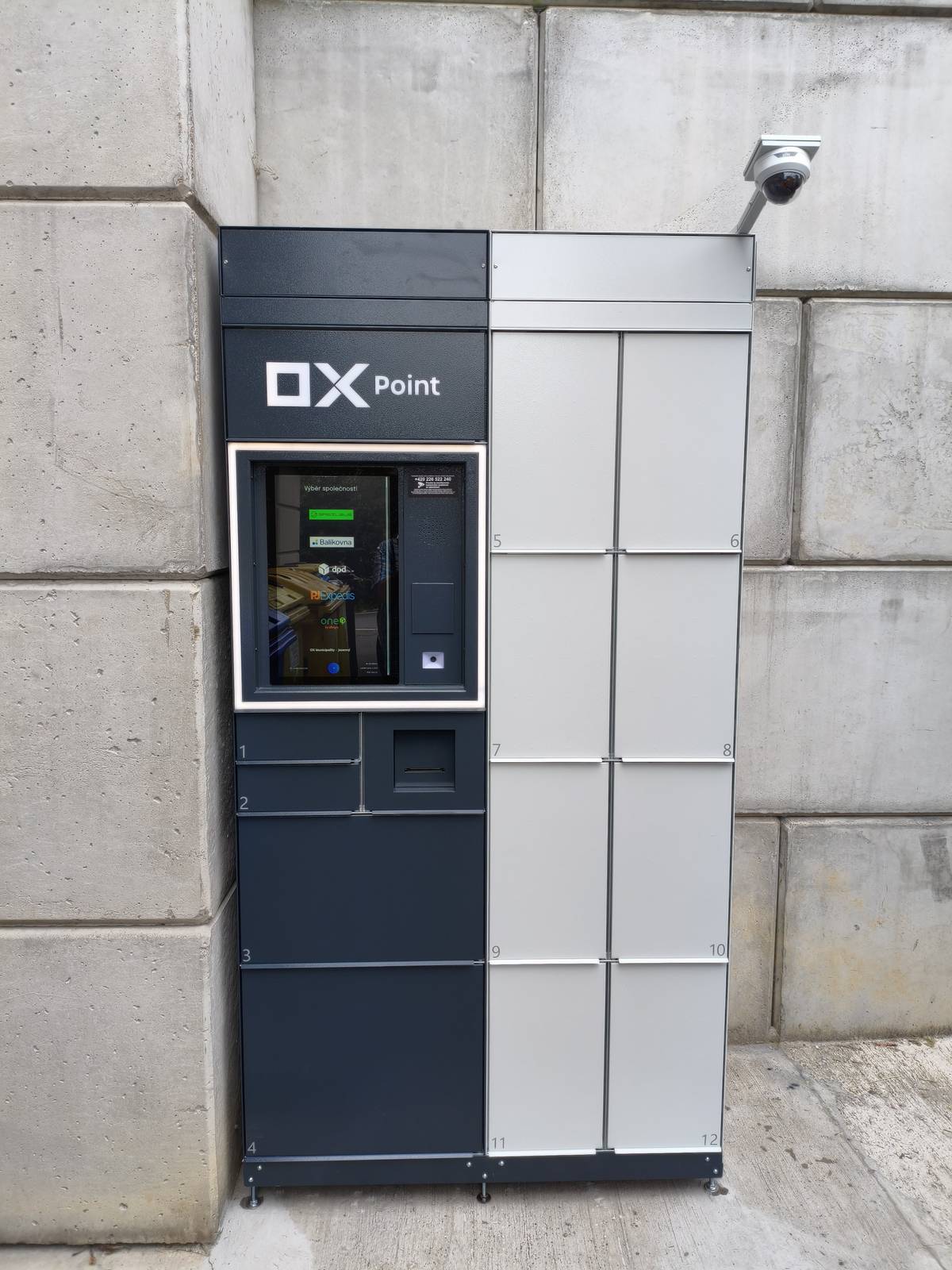 V prostoru za Družstevním domem je nově nainstalován výdejní box OX point. Umožnuje přijímání zásilek od společností: Basileus, Balíkovna, DPD, PJExpedis, One by allegro (Wedo). Box umožňuje též zásilky odesílat. Ve výběru jednotlivých dopravců by se box měl začít zobrazovat v nejbližších dnech.