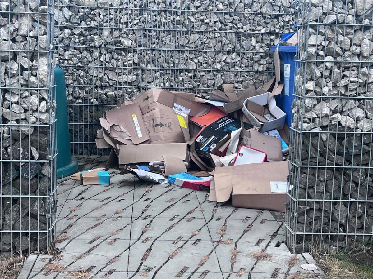 oznam k smetiakom na papier