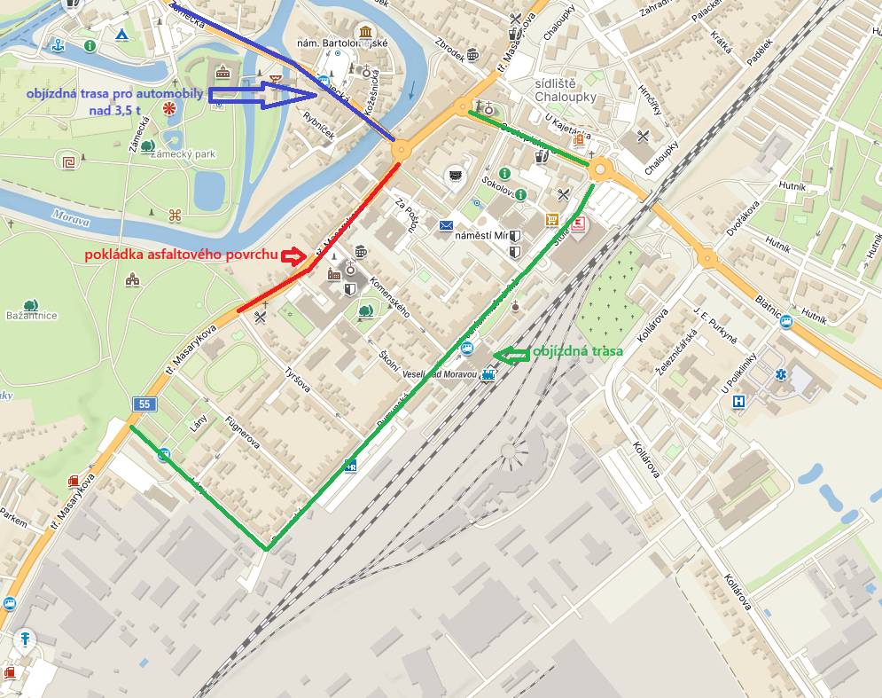 Od pondělí 25. srpna do neděle 31. srpna bude z důvodu celoplošné pokládky nového asfaltového povrchu pro dopravu uzavřena silnice I/55 (Masarykova třída) v úseku od okružní křižovatky u budovy Městského úřadu po ulici Tyršova. Doprava bude po dobu uzavírky vedena po objízdných trasách: Objízdné trasy:  Vozidla do 3,5 t - zejména osobní automobily a dále autobusy a nutná dopravní obsluha: Objízdná trasa povede obousměrně ulicemi Svatoplukova - Stolářská - Národních Mučedníků - Rumunská – Lány Vozidla nad 3,5 t – nákladní vozidla budou odkláněna přes Strážnici, Bzenec a Moravský Písek    Vjezd do ulice Komenského bude umožněn pouze z ulice Školní. Vjezd do ul. Tyršova bude umožněn pouze z ulice Rumunská. Vjezd do ulice Za poštou bude umožněn v jednom pruhu z komunikace I/55 nezbytné dopravní obsluze (tedy i osobám zde bydlícím). Prosíme všechny řidiče, cyklisty i chodce, aby v době prací na komunikaci dbali zvýšené opatrnosti, řídili se dopravním značením a pokyny pracovníků stavby. Na dopravu bude dohlížet městská i státní policie.