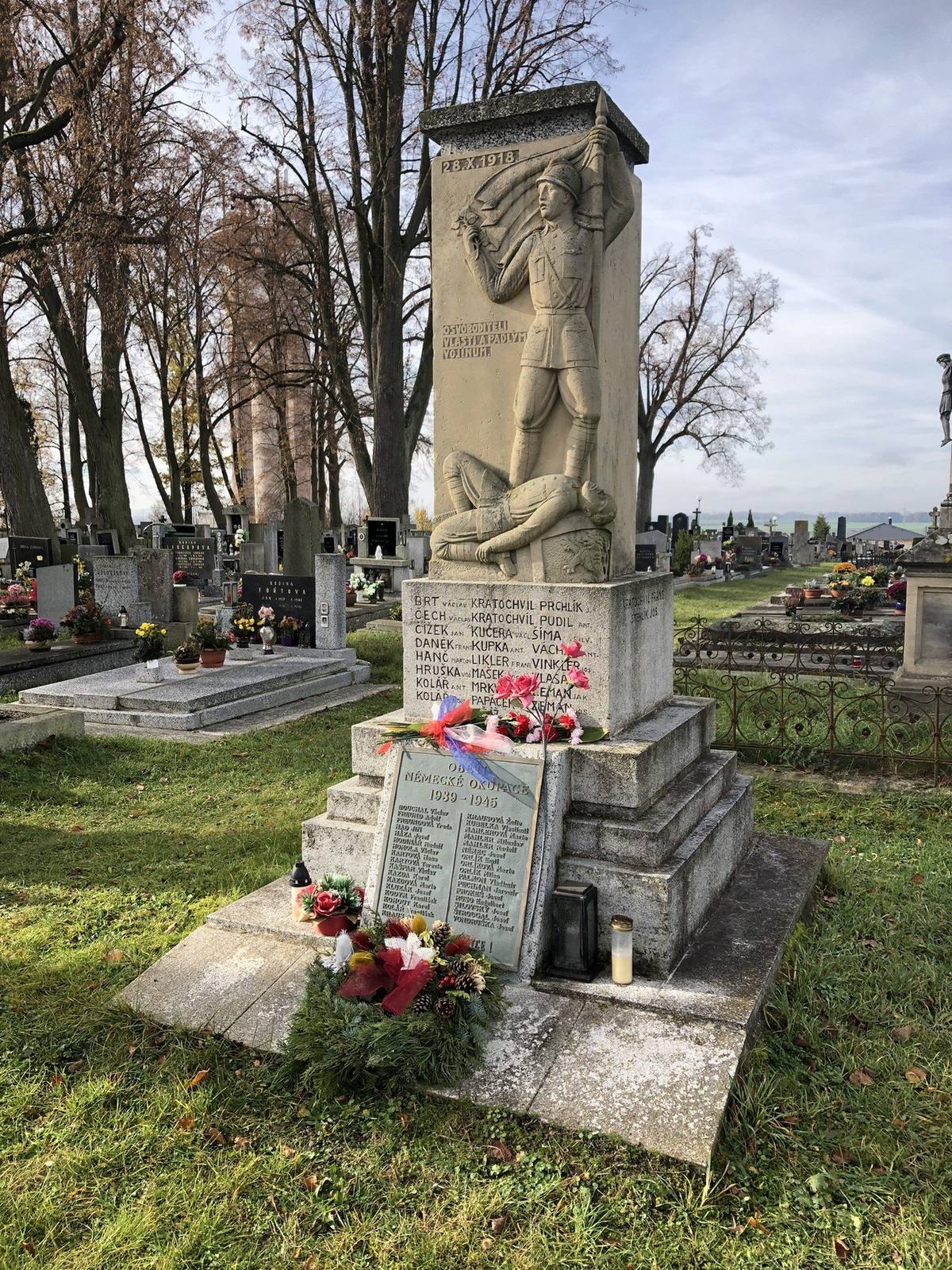 Městu se podařilo zajistit obnovu pomníků, které jsou v centrální evidenci válečných hrobů. Obnova byla spolufinancována z dotačního programu Ministerstvo obrany České republiky na zabezpečení péče o válečné hroby. Jak vypadaly pomníky původně a jak vypadají nyní, můžete posoudit z obrázků.  👍🏻 Pomník obětem 1. a 2. světové války (Veselí n. Luž. hřbitov) 👍🏻 Pomník rudoarmějcům - "Vděční občané osvoboditelům" - "ГОРОД ВЕСЕЛИ СВОИМ ОСВОБОДИТЕЛЯМ" (Veselí n. Luž., hřbitov) 👍🏻 Pomník památce padlých 1914-1918 (Veselí n. Luž., hřbitov) 👍🏻 Pomník obětem 1. světové války (Veselí n. Luž., u ZŠ Mezimostí) 👍🏻 Pomník nevinným obětem světové války 1914 -1918 (Horusice, náves)