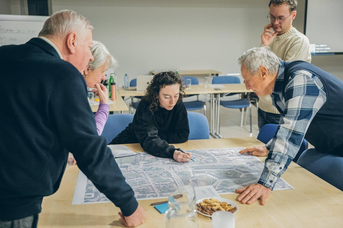 Cílem bylo zjistit, co vás nejvíc pálí a předat vaše podněty soutěžícím. Váš názor je pro nás důležitý. Přinášíme stručné shrnutí výsledků ankety a besedy:  Největší problém představuje automobilová doprava – hluk a prašnost. Počet parkovacích míst někomu vyhovuje, někdo jich chce více a někdo by je raději umístil do podzemí či parkovacích domů. Bezpečnost a pořádek. Máte obavy z problematických osob. Řešení? Doplnění kamer a osvětlení , hlavně v podchodech, jejichž stav velmi kritizujete. Zeleň je pro Vás důležitá. Preferovali byste atraktivnější a promyšlené parky místo velkých neudržovaných ploch a více stromů poskytujících stín. Chodci a cyklisté postrádají prostupnost územím a bezbariérovost. Dostat se třeba od školy ke školce Klášterského je s kočárkem téměř nemožné. Časté jsou i kolize chodců a cyklistů. Další problémy: roztříštěnost území, chybějící centrální prostor, vizuální smog, nekvalitní materiály a mobiliář, herna před radnicí. Území nyní funguje hlavně jako přestupní uzel a chybí místa, kde byste rádi trávili čas. Pomohlo by doplnění služeb – kavárny, restaurace, pekárny. Co vás hodně štve? Levé odbočení ze sídliště na Černovickou – bojovali jsme za jeho zachování, ale policii a dopravní normy nepřetlačíme. Našli jste i silné stránky: blízkost centra, dostupnost MHD , dostatek zeleně , Ponávka, areál kostela a přilehlý parčík. Služby: vinotéka , květinářství, samoobsluha , knihovna, radnice – a nejvíce oceňujete kavárnu Hrnček se vznikající komunitou. Zajímavý poznatek: Většina lidí nerozlišuje soukromé a veřejné vlastnictví – bohužel to soukromé (např. herna, samoobsluha, areál bývalého mlýna) můžeme ovlivnit jen velmi málo. Nové domy? Mnozí z vás zástavbu odmítají. Zazněly ale i názory pro větší zastavění – s cílem kultivace území a zvýšení bezpečnosti. Vaše nápady na zlepšení: trvalkové záhony, modré zóny, multifunkční sál a komunitní centrum, zahloubení silnice pod zem, více kulturně společenských akcí a festivalů, jarmarky, propojení podchodů, architektonicky zajímavá lávka přes Svatopeterskou a Černovickou, oprava kašny , zajímavá stavba, která přiláká lidi, muzeum či jiné odkazy na historii místa.  Děkujeme moc za všechny vaše názory a těšíme se, zda soutěžící vámi nastíněné problémy zvládnou vyřešit. Na velké části z nich už na radnici průběžně pracujeme. Kompletní výsledky participace na webu soutěže: https://jih.brno.cz/soutez Záznam únorové participační besedy: https://youtu.be/LIKmsybfky0 Podobným způsobem můžeme v budoucnu řešit i rozvojové lokality v Heršpicích a Přízřenicích. Kvalitní veřejný prostor a urbanismus uzpůsobený lidem, ne developerům, je důležitý!