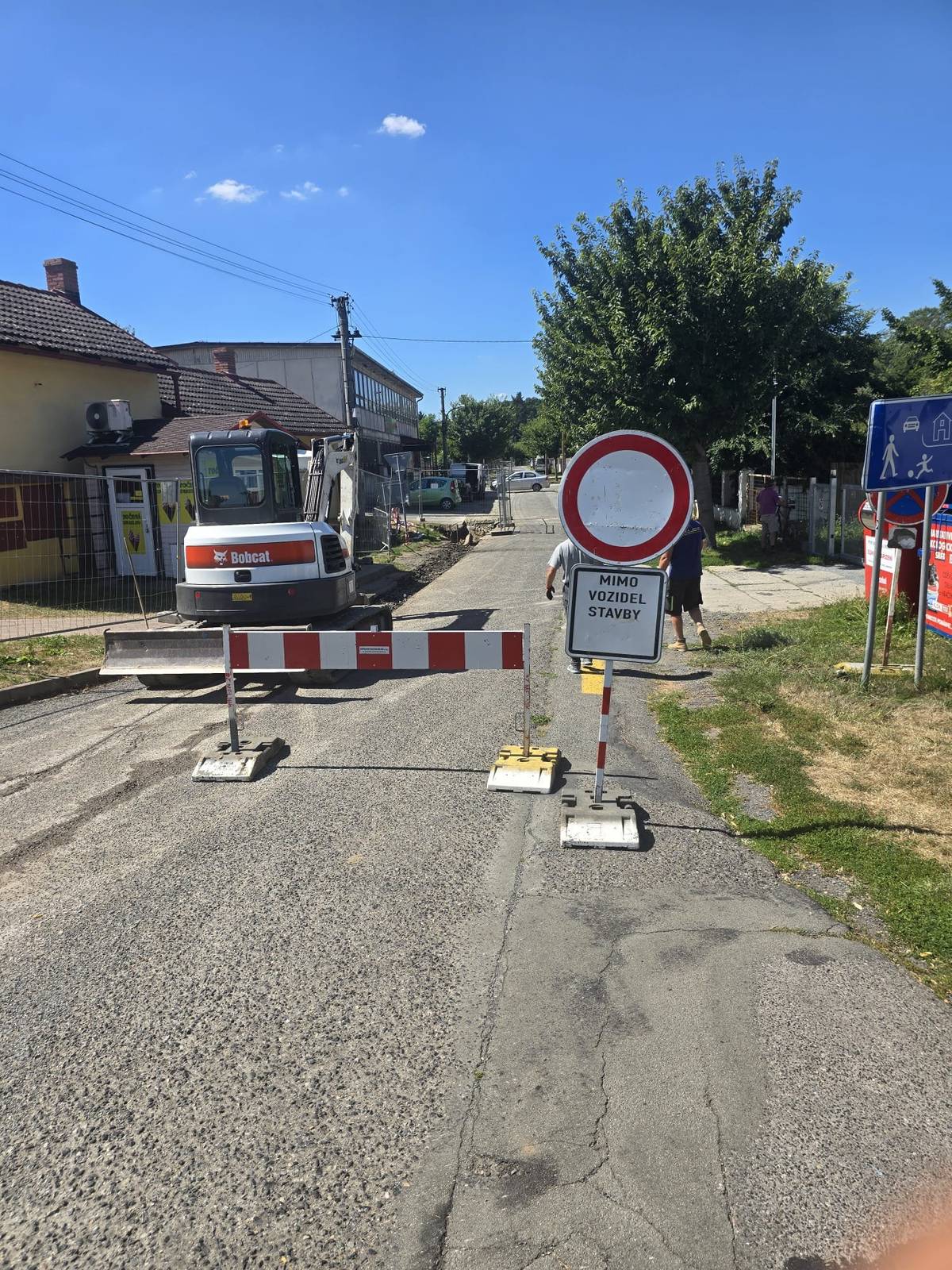 Vážení občané, v rámci dokončovacích prací na rekonstrukci vodovodního řadu proběhne v ulici Nová pokládka nového asfaltového povrchu. 👉 Z tohoto důvodu bude ulice Nová dne 3. a 4. září zcela uzavřena pro vjezd automobilů. 👉 Žádáme obyvatele, aby včas přeparkovali své vozy a v uvedených dnech do ulice nevjížděli. 👉 Při pohybu v této oblasti prosím dbejte zvýšené opatrnosti. Děkujeme vám za pochopení a trpělivost. Věříme, že nově opravená komunikace brzy potěší všechny uživatele. 🚗✨