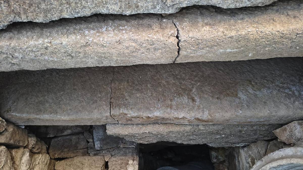 Z důvodu havarijního stavu stropní konstrukce na zděné dešťové kanalizaci u zámku a nutné bezodkladné opravy, je  omezen provoz na místní komunikaci mezi areálem zámku a domem čp. 26. Žádáme řidiče všech vozidel o přizpůsobení rychlosti při průjezdu, z důvodu probíhajících prací.