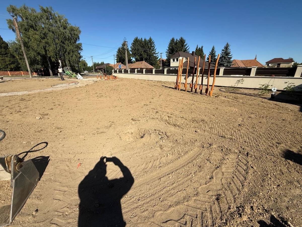 Milí spoluobčania !  V marci tohto roku 2025 sme podali projekt na dokončenie námestia pred Obecným úradom. Realizácia je v plnom prúde. Veríme, že sa tu budeme všetci cítiť príjemne