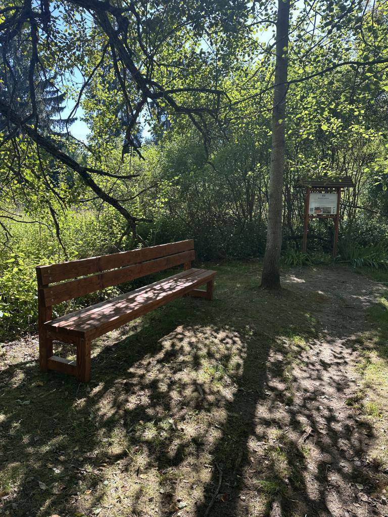 Nová lavička u Barochovo pramene.