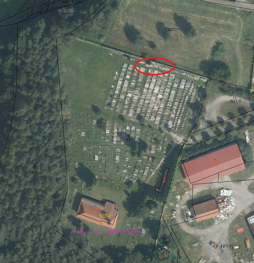 Dnes dopoledne došlo na městském hřbitově ve Skalné k požáru automobilu.