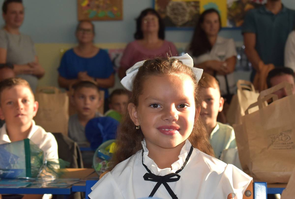 Do 11 prvních tříd pěti základních škol v Žatci nastoupí 1. září celkem 243 dětí. Dalších 38 dětí půjde od začátku školního roku do dvou přípravných tříd ve městě. Vyplývá to z údajů, které má k dispozici Odbor školství, kultury, UNESCO Městského úřadu v Žatci. Tradiční bude také zahájení školního roku, kdy děti v prvních třídách základních škol přivítají nejen jejich učitelky a ředitelé škol, ale většinou také zástupci města. Navíc se prvňáčci a jejich rodiče mohou těšit i na obvyklý dárek v podobě balíčku s výtvarnými a psacími potřebami a také Katalogem sportů, což je brožura s kontakty na sportovní oddíly ve městě. Jde o pomůcku, která nejmenším školákům pomůže s případným výběrem sportovní disciplíny nebo kroužku, jemuž se by se chtěli věnovat po zahájení školní docházky. (red)