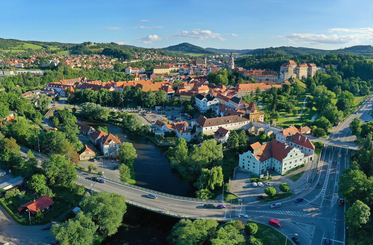 Od 1. září nabídne Český Krumlov obyvatelům moderní formu tzv. poptávkové dopravy. Mikrobus KrumBusík funguje bez pevných jízdních řádů a umožní cestujícím pohodlně a flexibilně cestovat napříč celým městem. Objednat si ho lze jednoduše přes aplikaci nebo telefonicky. „KrumBusík doplní městskou hromadnou dopravu v časech, kdy je její provoz méně efektivní, a zároveň obslouží i lokality, kam běžné autobusy nezajíždějí. Službu zatím spouštíme v ročním pilotním režimu,“ uvedl starosta Alexandr Nogrády. Za roční provoz město zaplatí cca 2,1 milionu korun. Jak služba funguje Cestující si jednoduše objednají sdílený mikrobus prostřednictvím mobilní aplikace, a to buď okamžitě, nebo až 24 hodin předem. Mikrobus je vyzvedne u nejbližší „virtuální zastávky“ a algoritmus naplánuje trasu tak, aby spojila více cestujících najednou. Lidé, kteří nevyužívají moderní technologie, si mohou jízdu objednat i přes telefon – jízdu si domluví na čísle 725 255 524. Komfortní cestování za dostupnou cenu Základní jízdné je 20 korun za jednu cestu. Zvýhodněné jízdné 10 korun platí pro seniory 65+, držitele průkazů ZTP a jejich průvodce, pro děti, žáky do 18 let a studenty do 26 let. Platbu za jízdné cestující provede jednoduše přes aplikaci nebo platební kartou či v hotovosti přímo ve voze. KrumBusík obsluhuje všechny městské části Českého Krumlova a služba je provozována ve všední dny od 7.00 do 19.00 hodin. Klimatizovaný vůz je vybavený dětskými podsedáky, ve voze není možné přepravovat dětské kočárky či invalidní vozík. Více informací a odkazy ke stažení aplikace jsou k dispozici na webu krumbusik.ckrumlov.cz. Dotazy mohou obyvatelé směrovat na e-mail krumbusik@ckrumlov.cz.