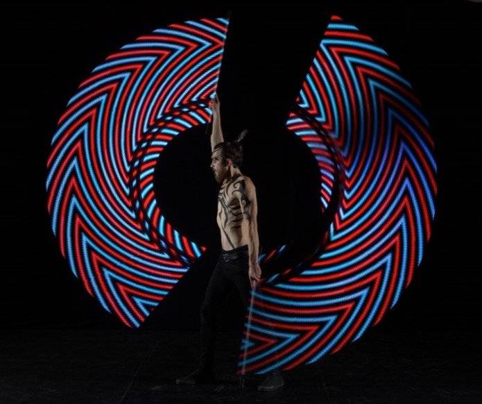 Vzpomínáte si na loňskou ohnivou show? Byla to úžasná podívaná v podání umělců Blackout Paradox. Letos k nám přijedou s show světelenou a bude to opět velký zážitek. Začátek je ve 22.00 hod.  foto: web Blackout Paradox