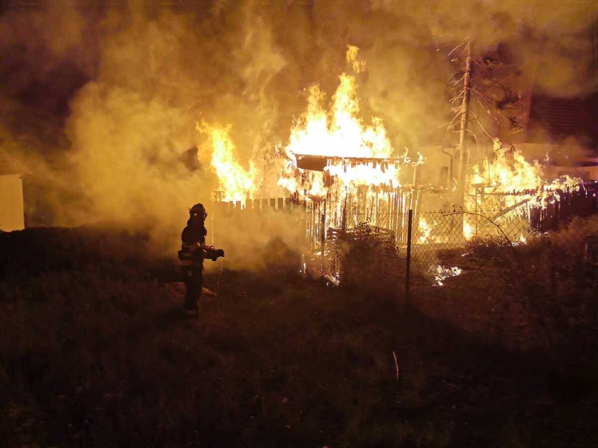 21_8_2025 v 00:12 byly vyslány jednotky k požáru dvou kůlen, který se z přilehlé stavby šířil na rodinný dům v obci Vrčeň.   Po příjezdu na místo zasahující jednotky zjistily, že dvojice kůlen je již v plném rozsahu požáru. Jejich prvotní a nejdůležitější úkol byl zastavit šíření ohně a ochránit rodinný dům. Během zásahu se navíc podařilo z hořícího prostoru vynést dvě propanbutanové lahve, o váze 2 a 10 kilogramů, čímž se předešlo dalšímu možnému nebezpečí. Hašení probíhalo třemi proudy "C" a jedním vysokotlakým proudem. Čerpací stanoviště nechal velitel zásahu zřídit přímo v obci Vrčeň na místním rybníku.   Hasičům se podařilo zabránit většímu poškození domu. Přesto však utrpěl škody stejně jako sousední dům a vozidlo zaparkované na sousedním pozemku. Během zásahu došlo ke zranění jednoho hasiče, který si přivodil popáleniny dolní končetiny. Byl ošetřen na místě Zdravotnickou záchrannou službou a poté pokračoval v zásahu. Do dnešního rána jednotka sboru dobrovolných hasičů Vrčeň zajišťovala dohled.   Předběžná škoda způsobená požárem byla vyšetřovatelem odhadnuta na 200 tisíc korun, uchráněná hodnota majetku se pohybuje okolo 6 milionů korun. Příčina požáru je předmětem dalšího vyšetřování, které proběhne za asistence Policie ČR a speciálně cvičeného psa pro vyhledávání akcelerantů.   Na události se podílely jednotky: HZS Nepomuk, SDH Nepomuk, SDH Vrčeň.