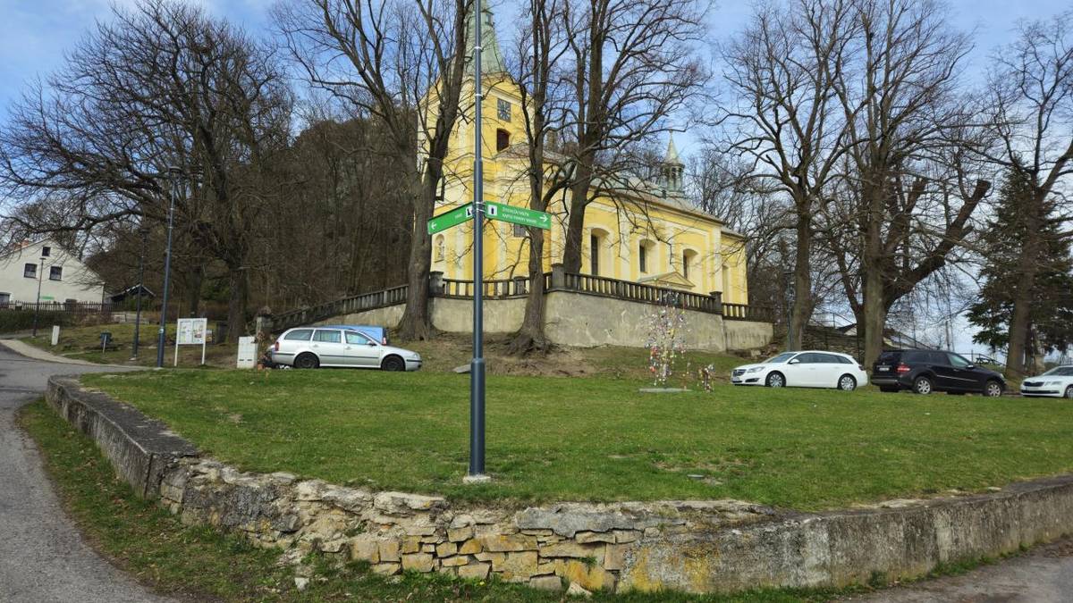 Od 25.8.2025 od 7h zákaz parkování v horní části náměstí (bude vyznačeno) z důvodu probíhající rekonstrukce.