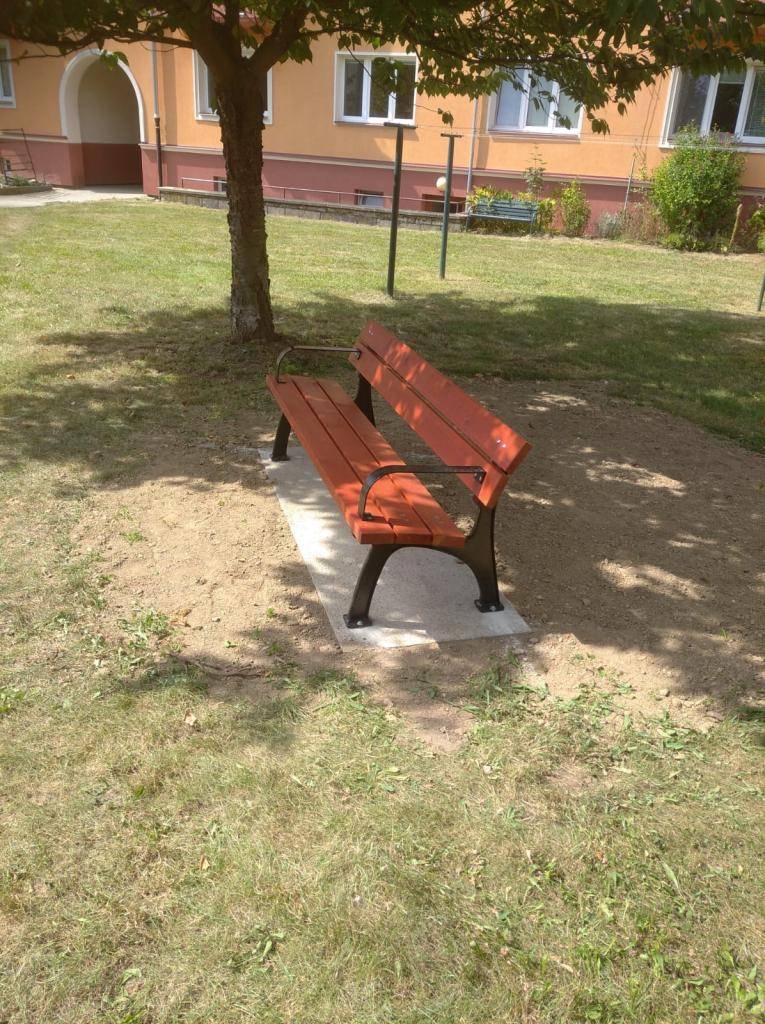 V našem městě přibyly nové lavičky od firmy PROFIBA s.r.o.  (práce provedli zaměstnanci Správy města)   - ulice Svépomoc   - ulice Lipová   - cesta k hájence Nechyba