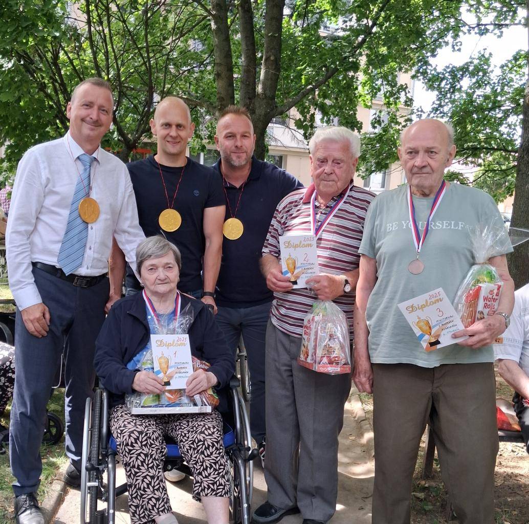 Naše zahrada v parku včera ožila skvělou atmosférou – uspořádali jsme kuželkový turnaj pro seniory, kterého se zúčastnili nejen naši klienti a zaměstnanci, ale i hosté z města.